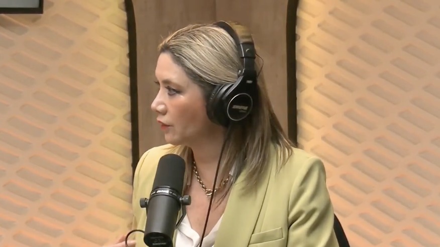La Notaria Alejandra Ugalde durante su entrevista en Trazos Radio, Inicia Radio 90.1 FM